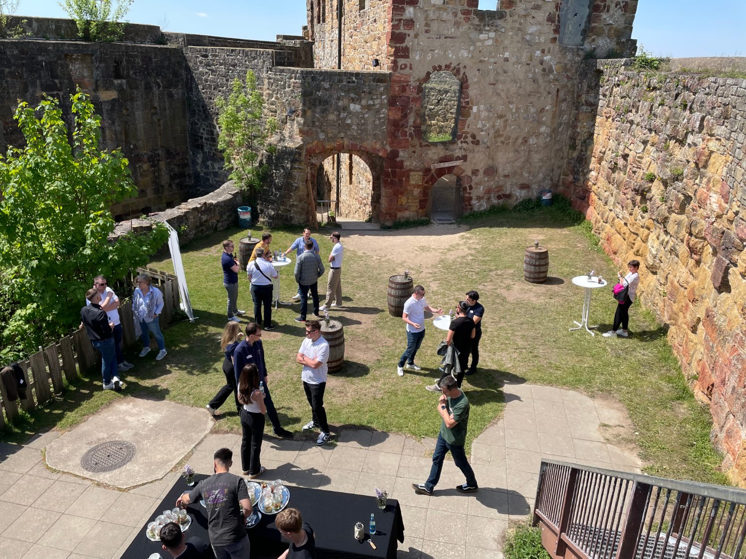 Gäste der IT-Kompass Veranstaltung im Innenhof der Burg Hohenrechberg