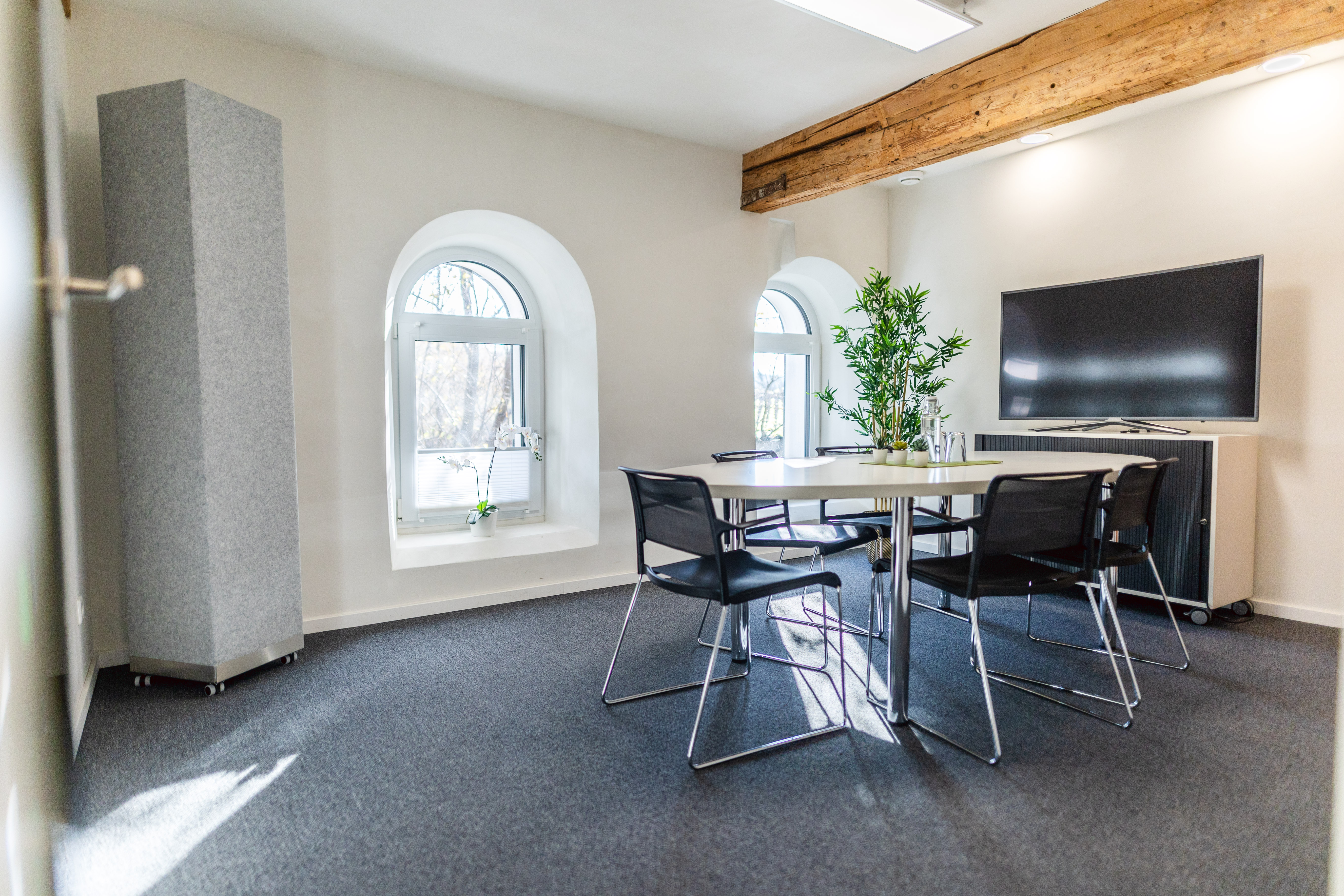 Offene Tür zum Besprechungszimmer bei IT-Kompass in Donzdorf