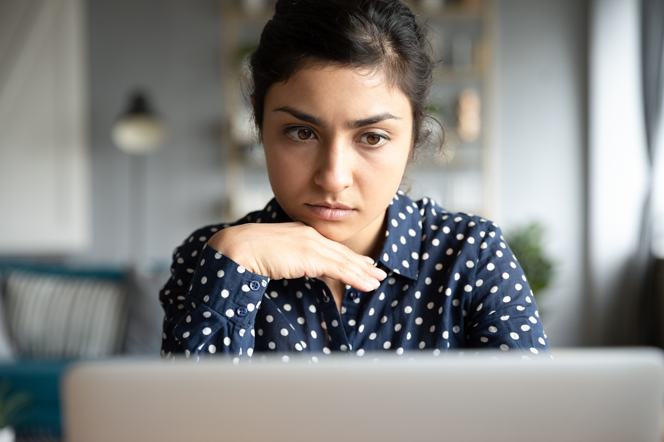 Nachdenkliche Frau am Laptop