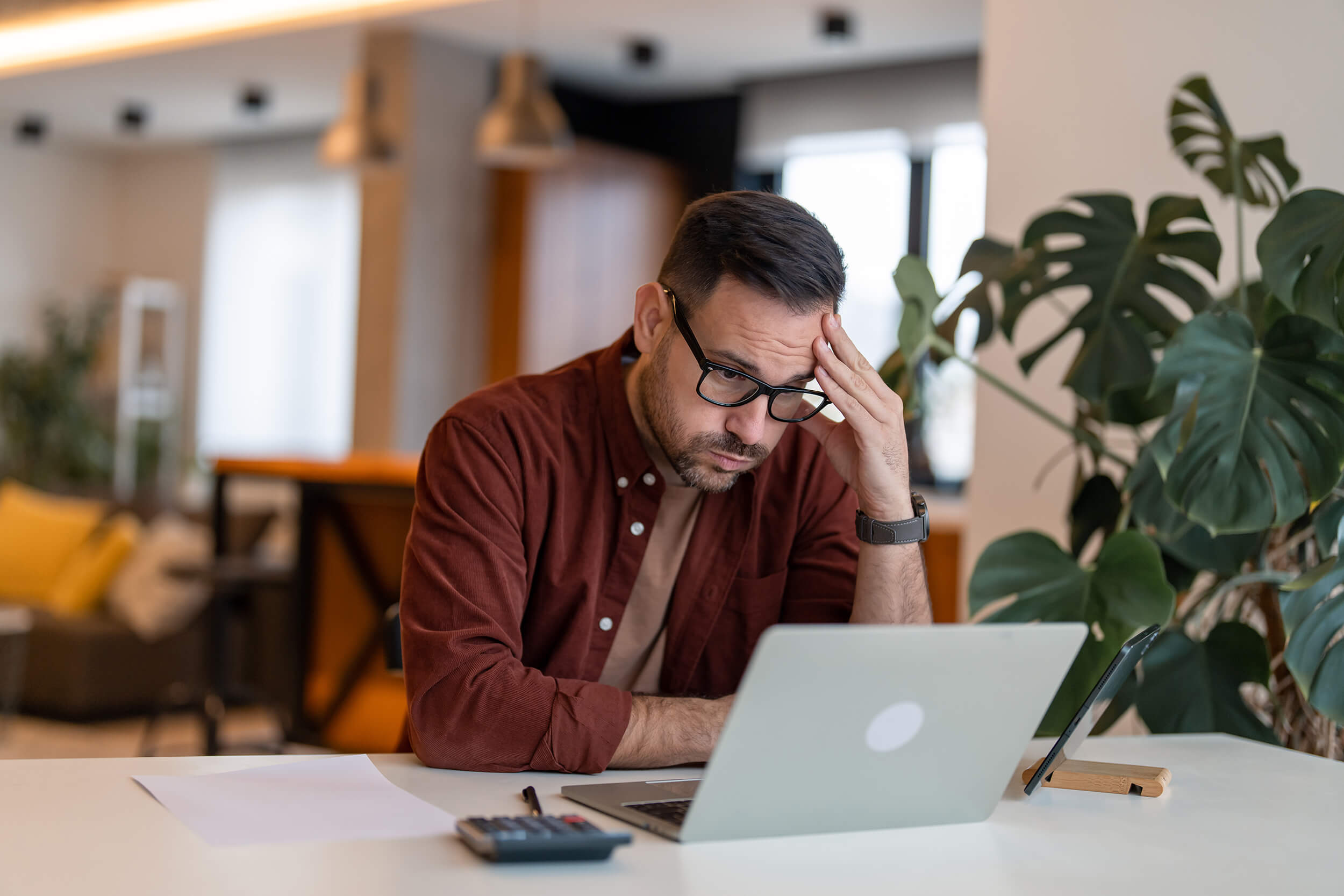 IT-Sicherheit im Unternehmen, konzentrierte Arbeit am Bildschirm