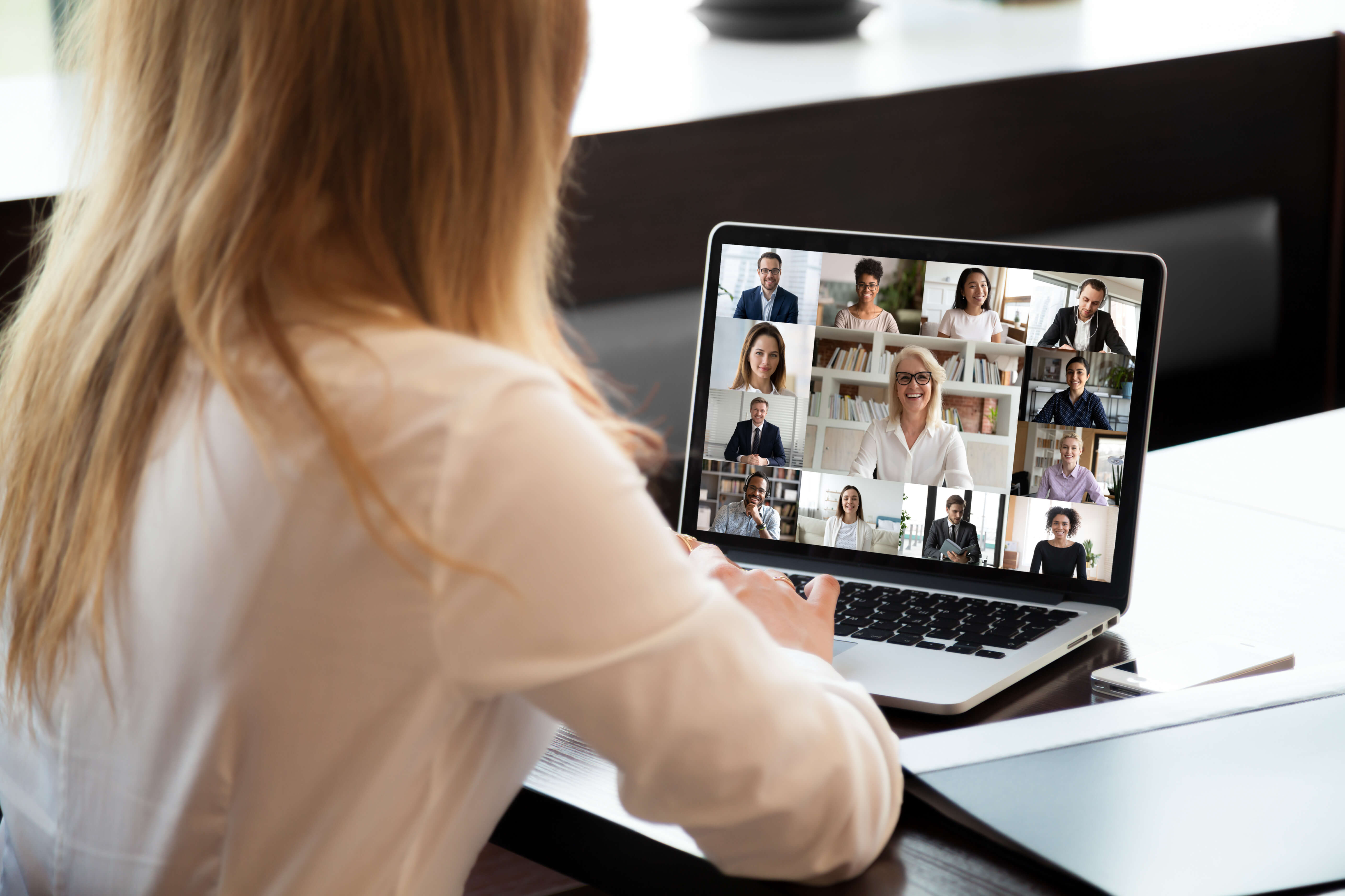 Mitarbeiterin in einer Microsoft-Teams-Videokonferenz am Notebook