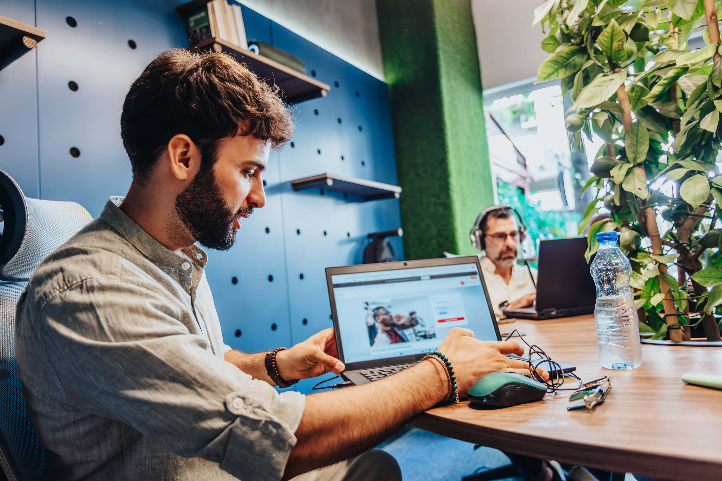 IT-Kompass Team bei der gemeinsamen Arbeit am Laptop
