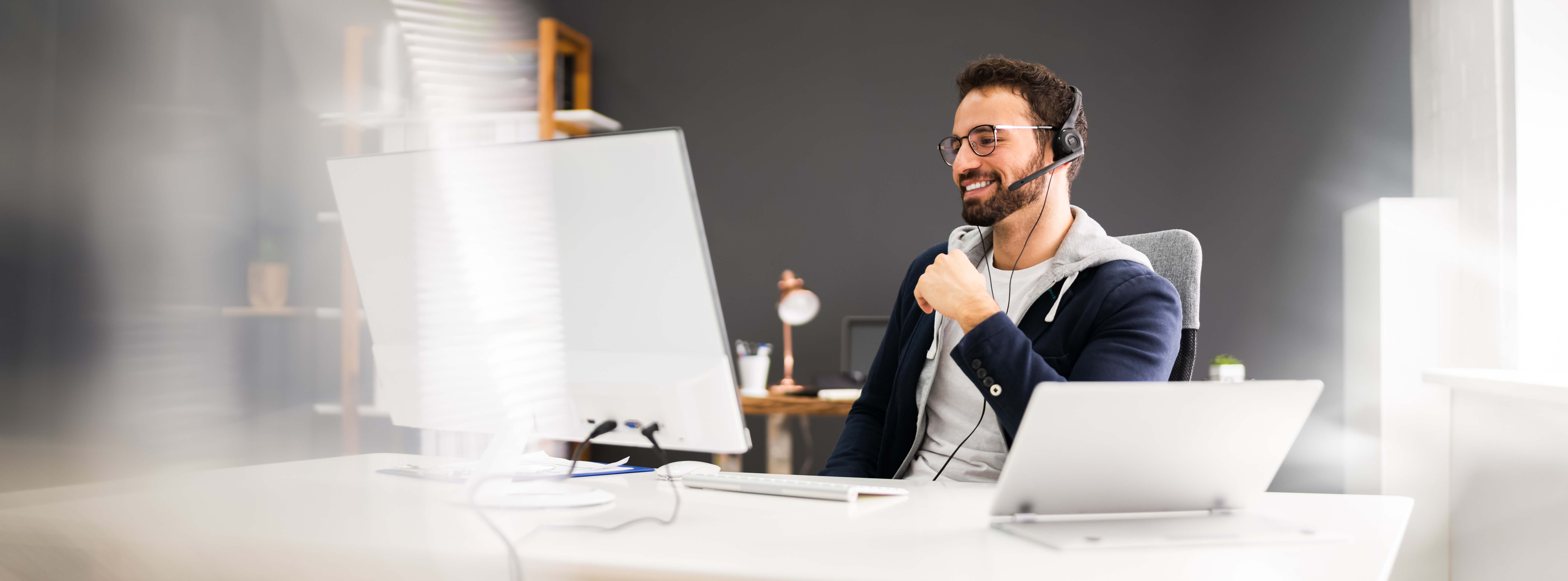 IT-Kompass Mitarbeiter mit Headset beim Remote-Support