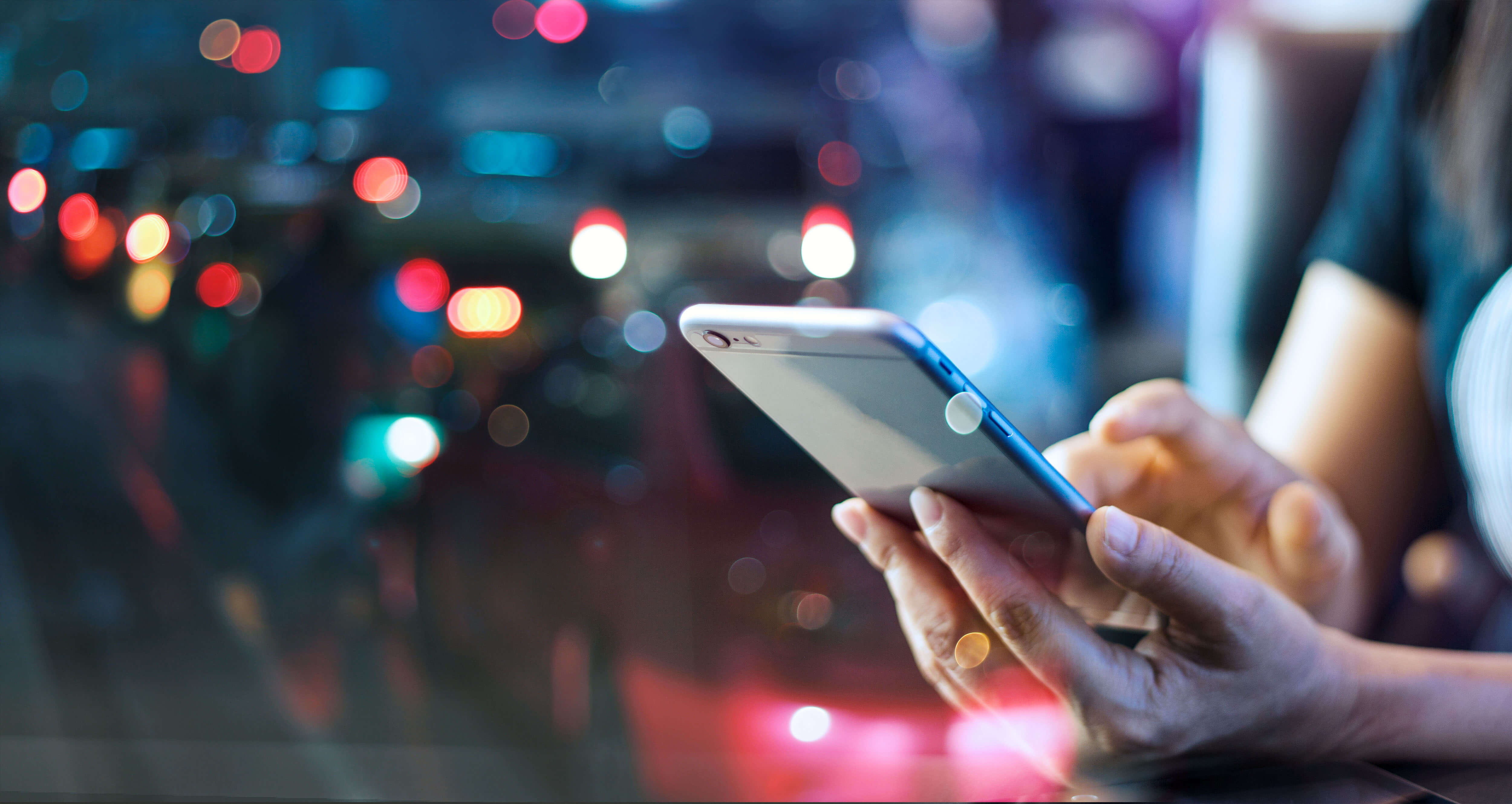 Hand hält ein Smartphone – mobiles Endgerät am Arbeitsplatz
